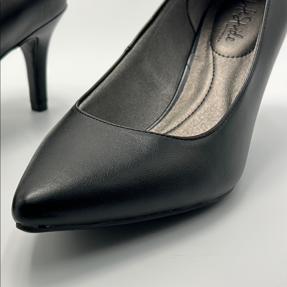 Lifestride Sevyn Pump Pointy Toe Professional Classic 8w Black Faux Leather NWOT - Picture 11 of 15
